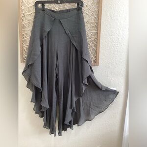Flutter pants in dark gray